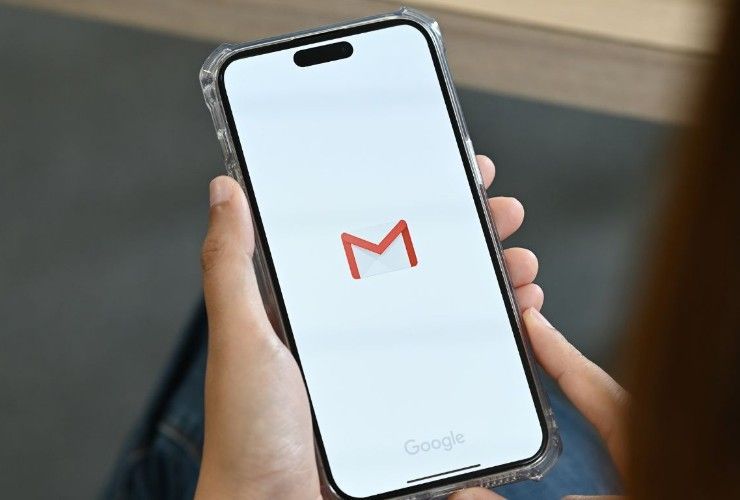 Donna consulta Gmail Donna consulta Gmail