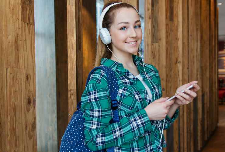 Ragazza ascolta musica