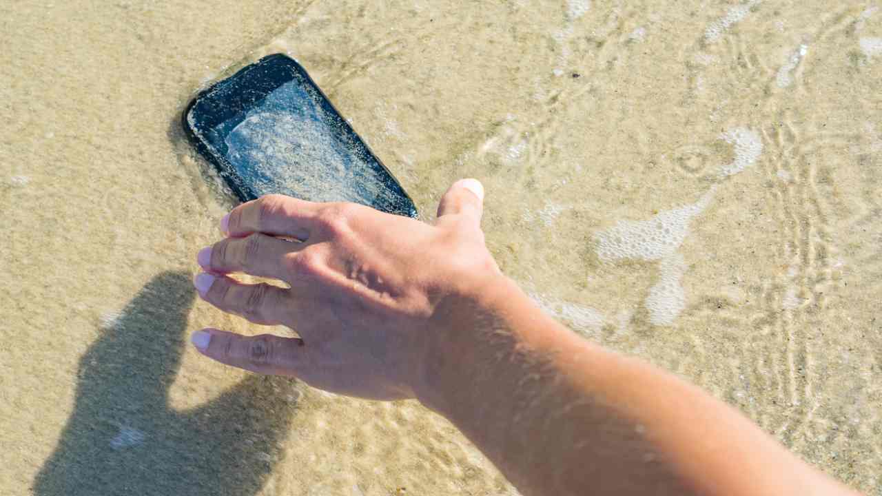 ¿El teléfono se cayó al agua?  Pasos a seguir