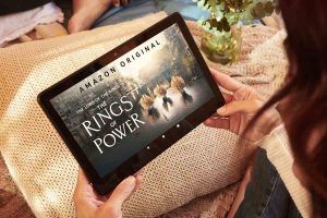 Amazon Prime Video - persona che guarda sul tablet The Lord of the Rings - The Rings of Power