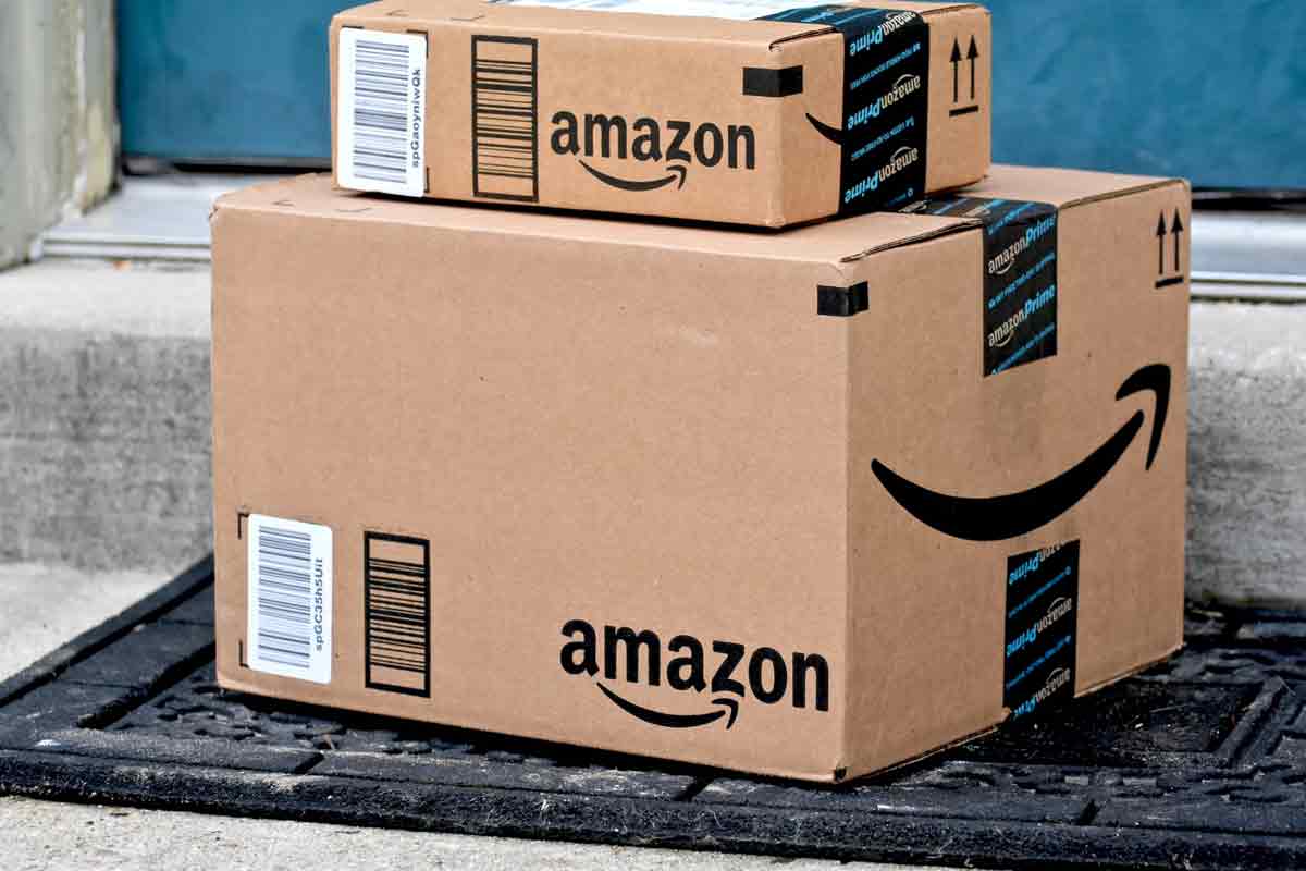 Immagine di pacchi Amazon consegnati a casa