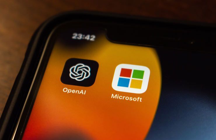 icone OpenAI e Microsoft viste in un iPhone.