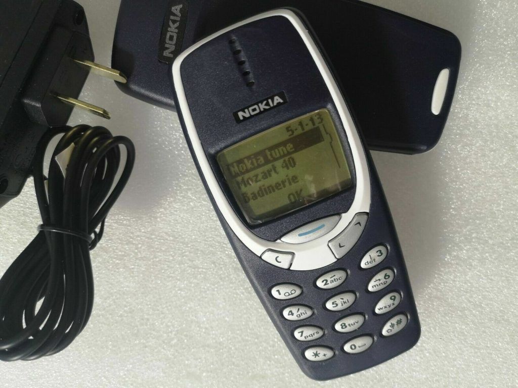 Nokia 3310 con accessori