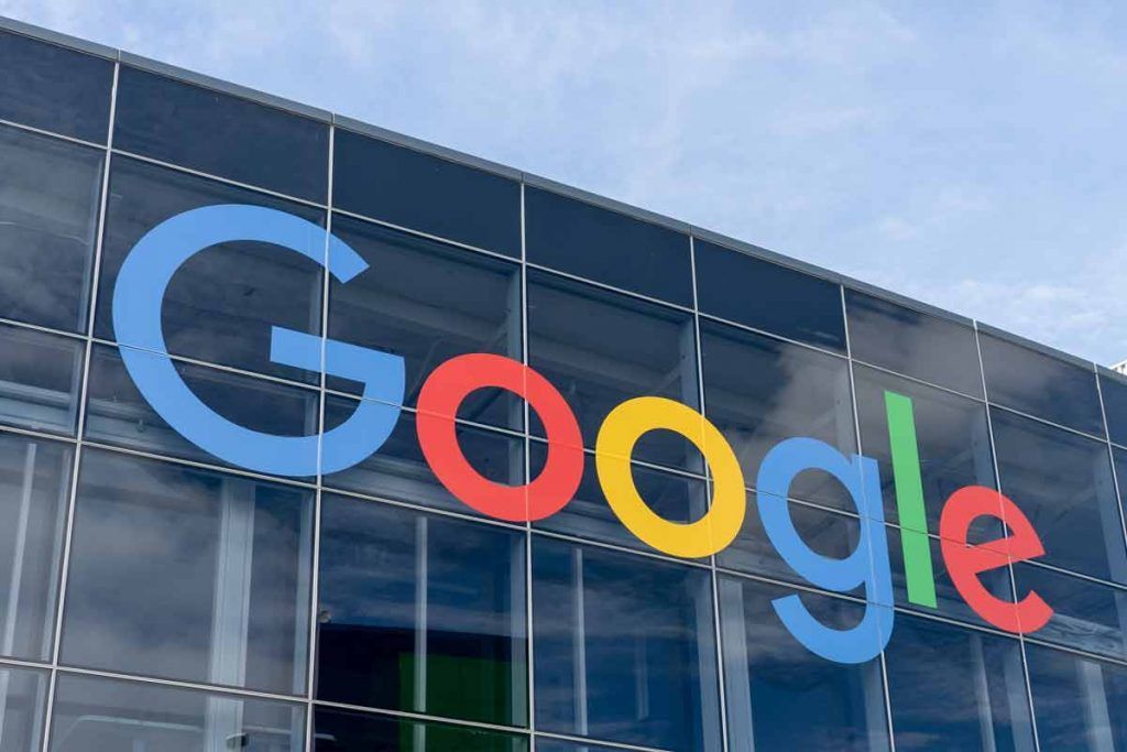 Primo piano logo Google sull'edificio a Mountain View