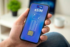 mano che tiene in mano uno smartphone per attivare TIM eSIM