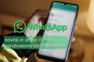 smartphone con Whatsapp in esecuzione e copertina news condivisione schermo con audio