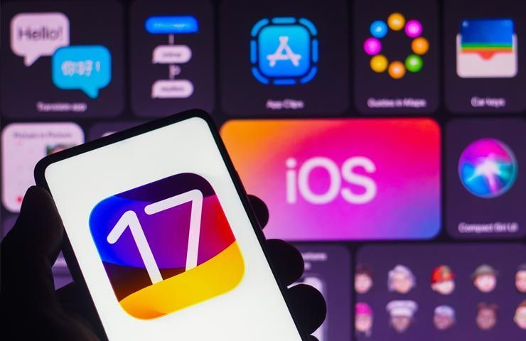 Apple iOS 17 - logo su display smartphone