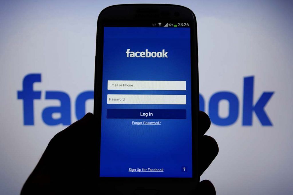 Facebook app mobile in esecuzione su smartphone Android