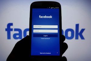 Facebook app mobile in esecuzione su smartphone Android