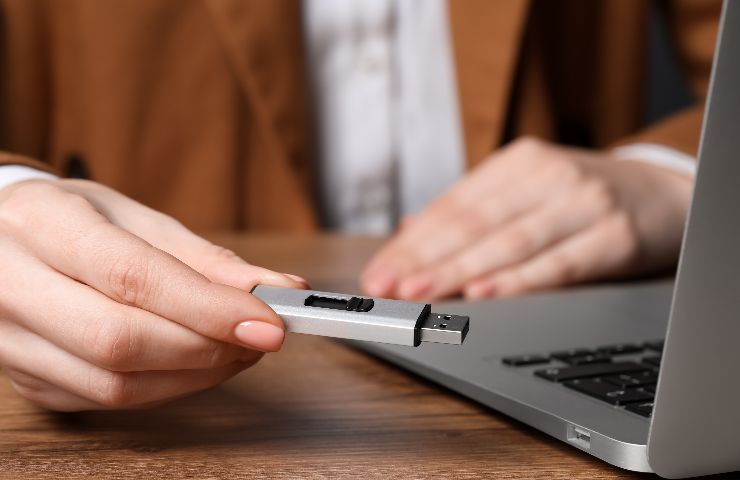 Inserire flash drive nel PC Inserire flash drive nel PC