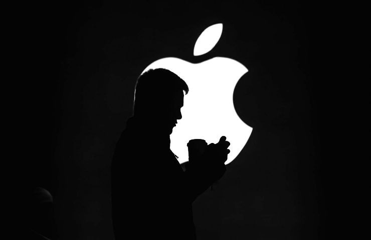 Logo Apple su sfondo nero
