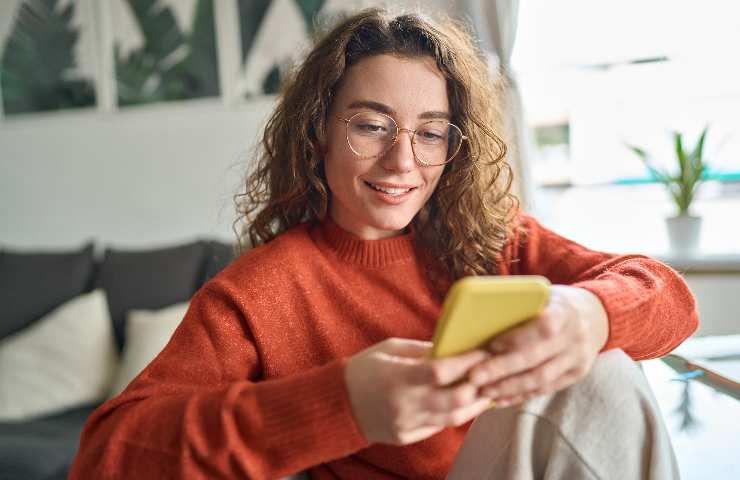 Chica usando teléfono inteligente