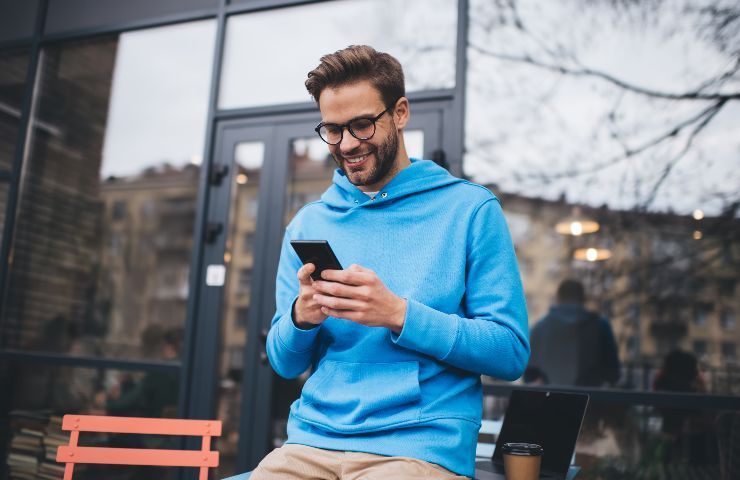 Ragazzo connesso alla rete mobile Ragazzo connesso alla rete mobile
