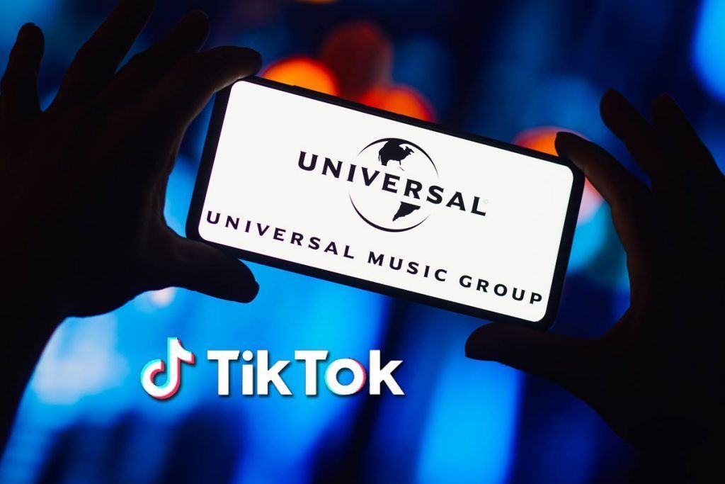 loghi Universal Music Group e TikTok con smartphone tra le mani