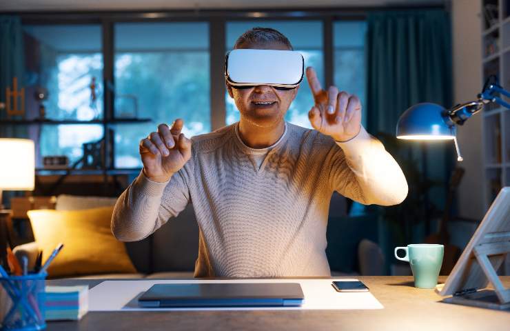Uomo sorride usando visore VR Uomo sorride usando visore VR
