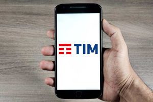 logo TIM in schermo smartphone