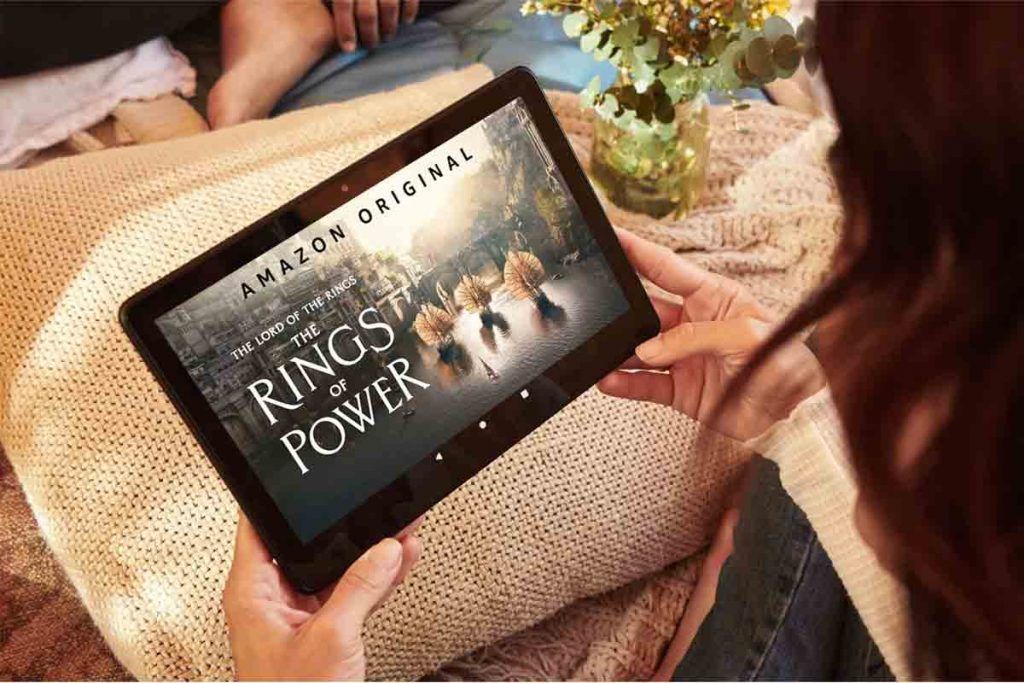 Amazon Prime Video - persona che guarda sul tablet The Lord of the Rings - The Rings of Power