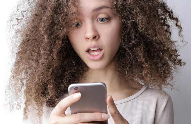 Ragazza legge sms dallo smartphone