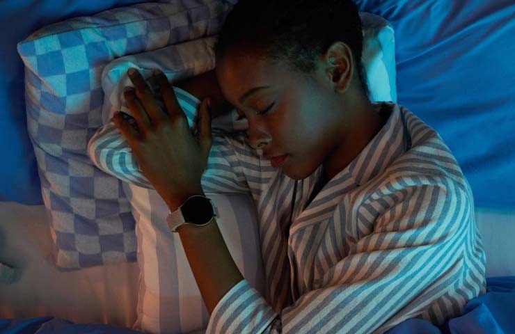persona dorme sul letto indossando Samsung Galaxy Watch