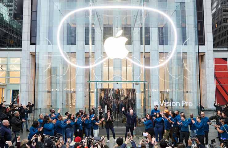 Il benvenuto ai clienti in Apple Fifth Avenue per l'arrivo di Apple Vision Pro