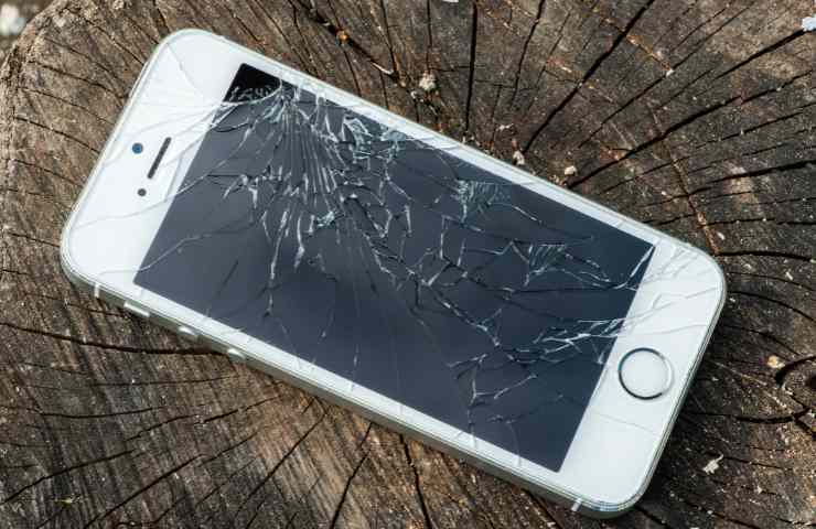 iPhone rotto dopo la caduta 