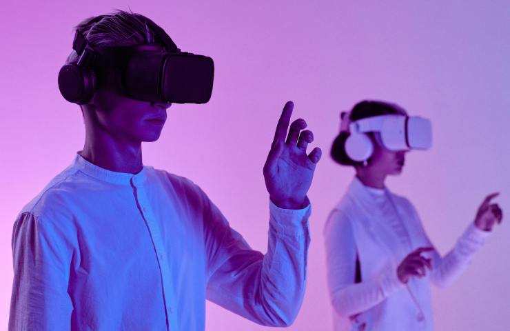 uomo e donna con visori per la realtà virtuale