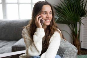 persona in chiamata col telefono cellulare