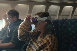 donna in aereo con vision pro