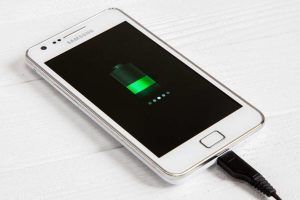 smartphone attaccato alla ricarica della batteria