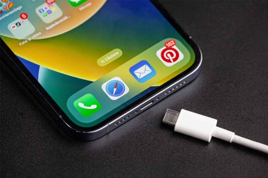 smartphone iphone e ricarica USB
