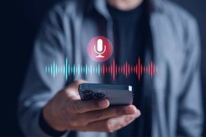 smartphone in mano e simbolo registrazione audio
