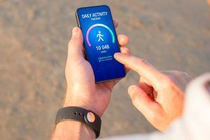 smartwatch e smartphone contapassi