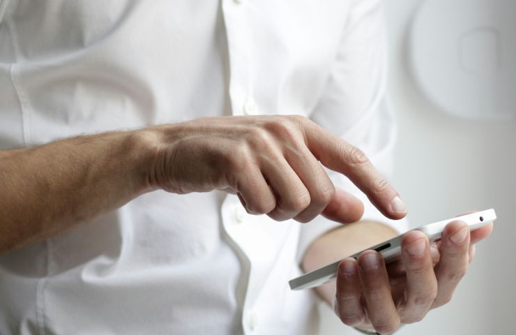 mano uomo cellulare