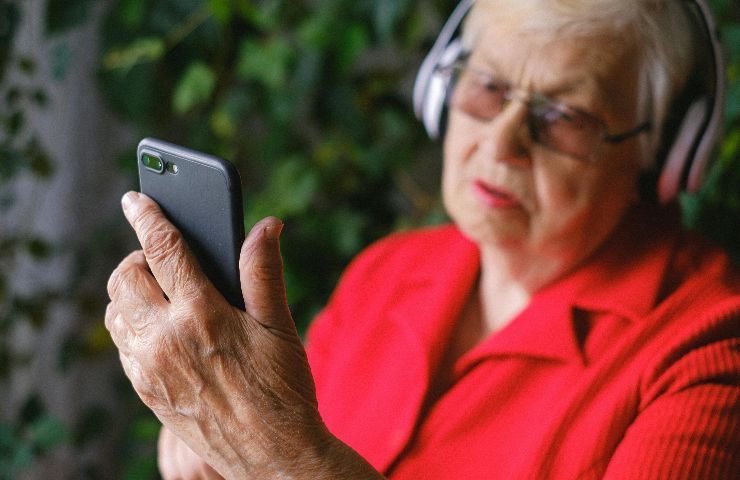 Anziana con smartphone