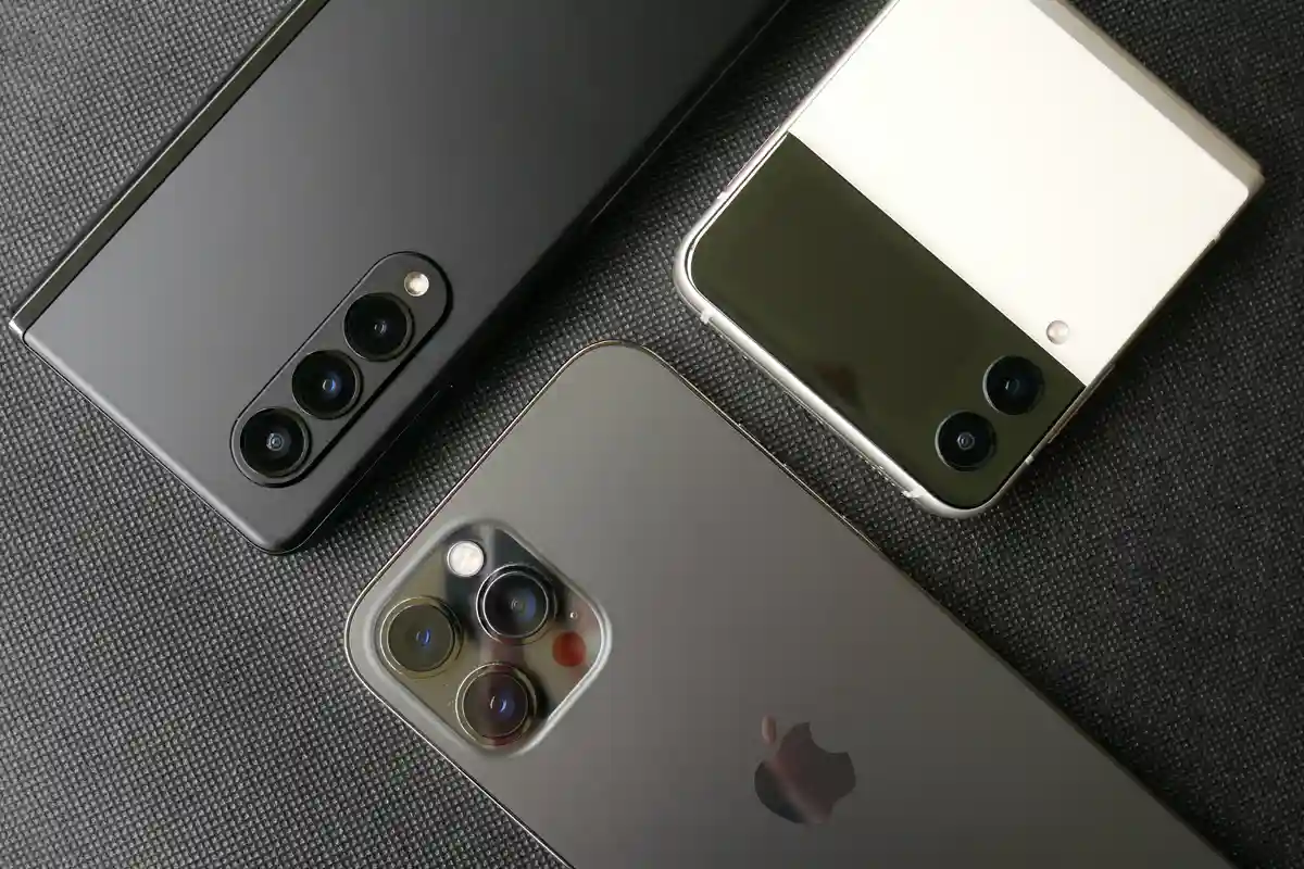 Apple iPhone e alcuni pieghevoli Samsung