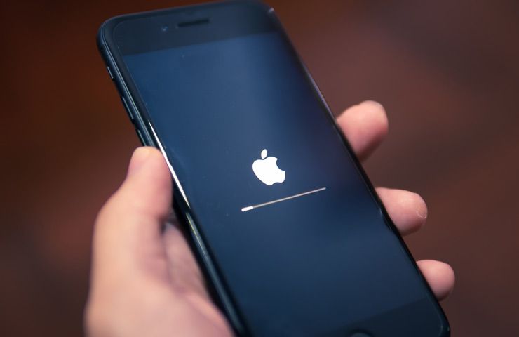 mano tiene Apple iPhone in aggiornamento