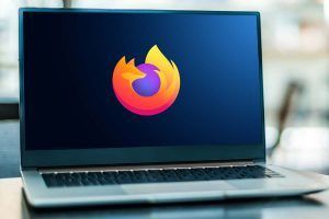 computer con logo del browser Firefox sullo schermo