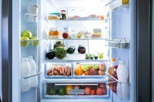 Frigorifero aperto con cibo dentro
