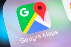 Google Maps logo su schermo smartphone