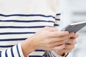 Guardare il telefono