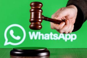 logo WhatsApp e martelletto giudice