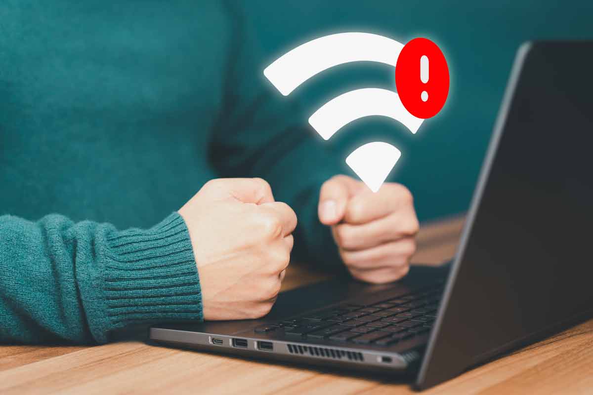 modem WiFi e persona che ha perso la password