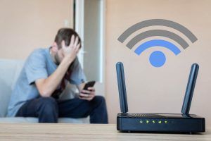 modem WiFi e persona che ha perso la password