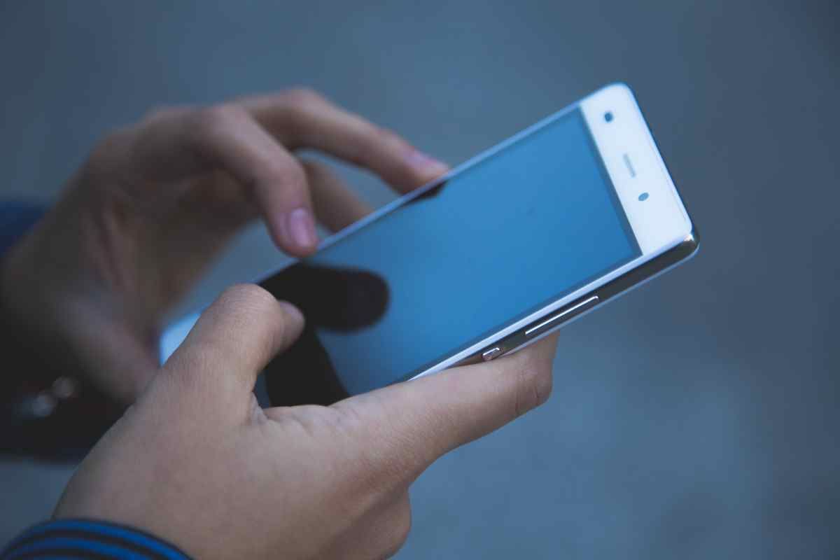 Smartphone in un vecchio dipinto