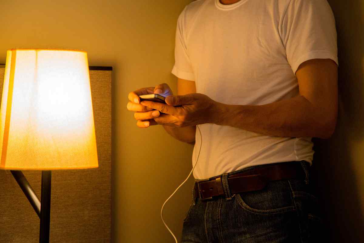 Smartphone in ricarica di notte 