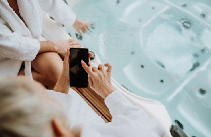 Smartphone vasca da bagno pericoli