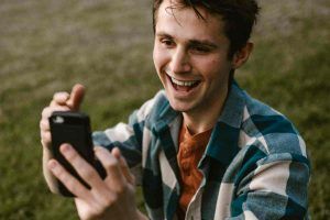 Uomo in videochiamata