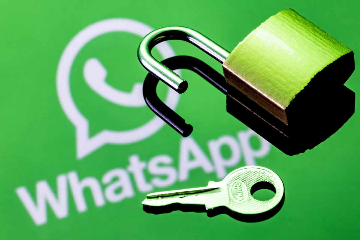 logo WhatsApp e Lucchetto con chiave di sicurezza