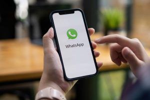 logo WhatsApp su schermo smartphone