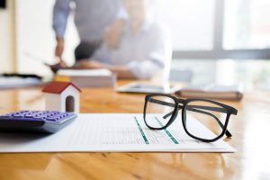 businessman in scrivania per parlare di un lavoro